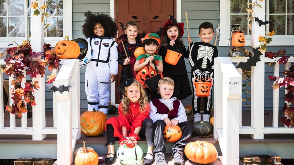 Trẻ em trong trang phục Halloween ngày nay