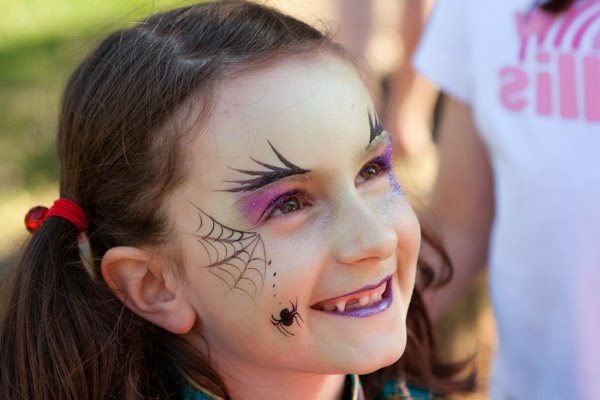Hình trang điểm Halloween cho trẻ nhỏ theo concept ma cà rồng.