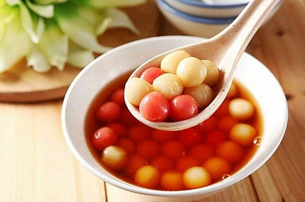 Vào ngày Đông chí, người miền Nam Trung Hoa thường ăn thang viên (bánh trôi nước).