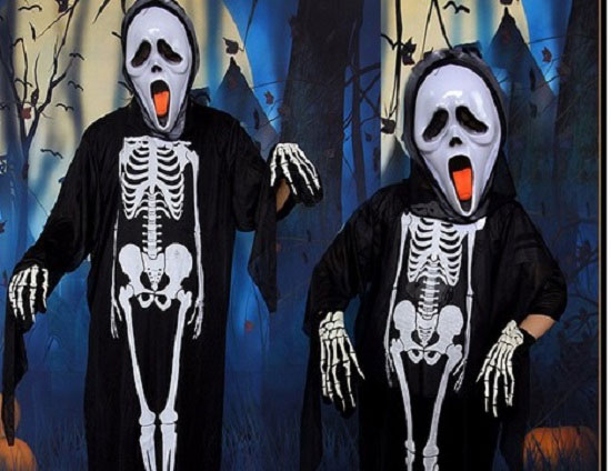 Trang trí Halloween kinh dị bằng bộ xương