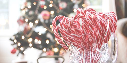 Một hình ảnh chúc mừng Giáng Sinh và năm mới đẹp lung linh với hình ảnh những cây kẹo hình gậy móc - biểu tượng quen thuộc của mùa Noel.