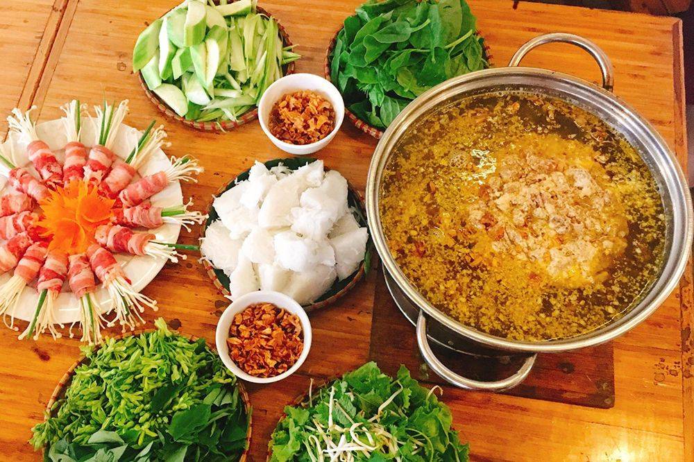 Lẩu riêu cua là một món ăn ngon được nhiều người Việt Nam yêu thích