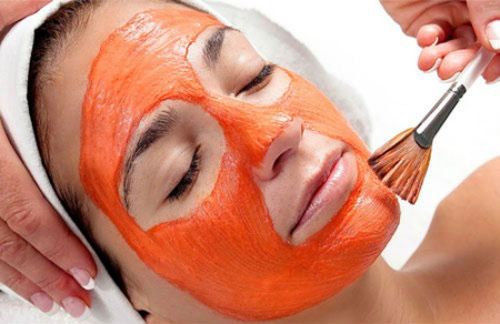 Cách massage da mặt bằng dầu gấc