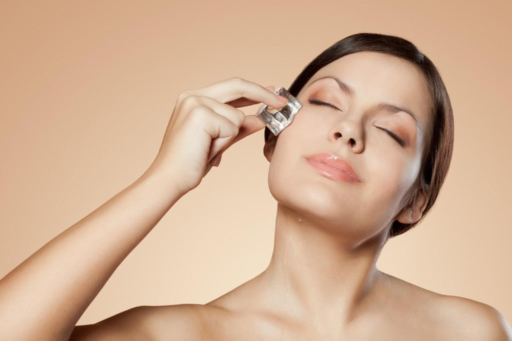 Cách massage da mặt bằng đá lạnh
