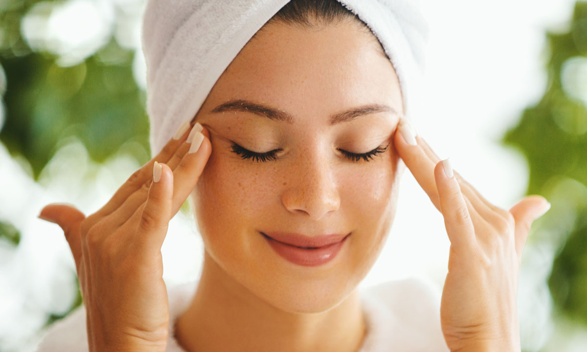 Cách massage mặt khi rửa mặt, mát xa mặt buổi sáng, trước khi đi ngủ giúp đẹp da và thư giãn