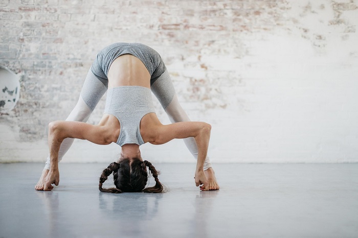 Tư thế gập người chân rộng trong ashtanga yoga