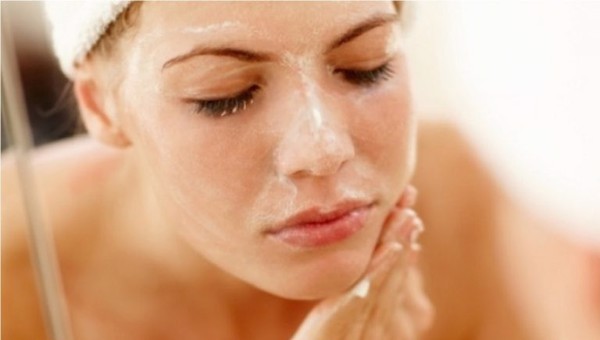 Rửa mặt đúng cách cũng là cách giúp bạn cải thiện tình trạng da bị nứt nẻ