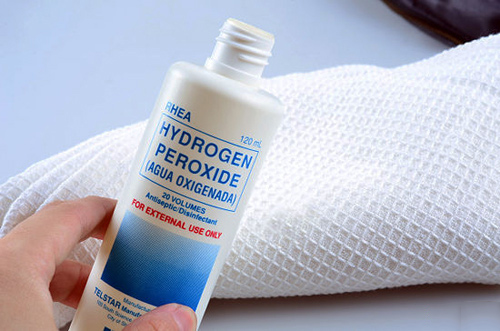 Cách chữa quần áo bị mốc bằng hydrogen peroxide