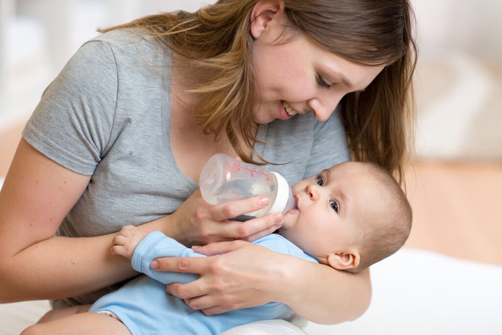 Nên cho trẻ sơ sinh uống nhiều nước để cải thiện bệnh vàng da