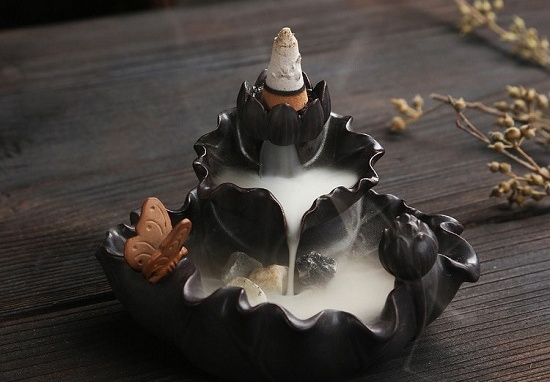 Cách xả xui vận đen cuối năm bằng đốt trầm