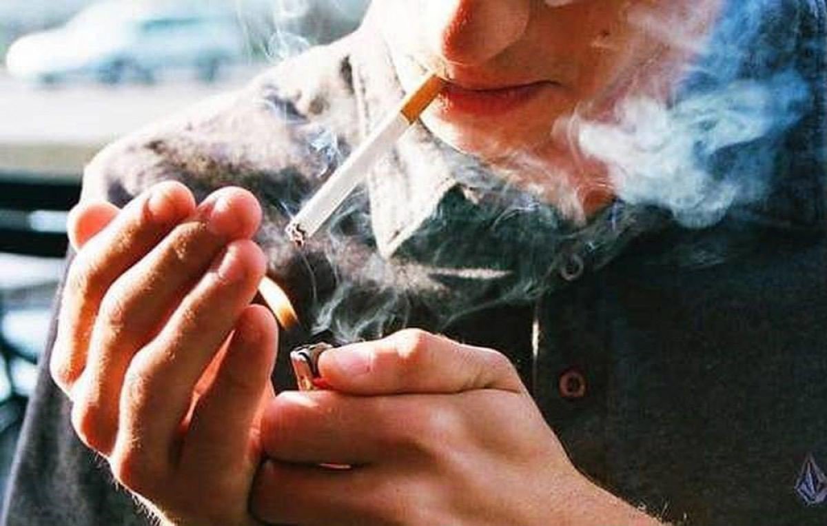 Khói thuốc lá là một trong những nguyên nhân gây ho khan
