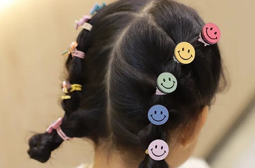Một số mẫu buộc tóc đẹp cho bé gái tóc ngắn