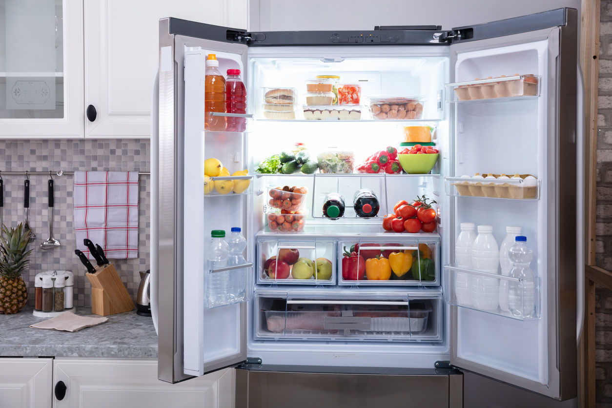 Ngăn mát tủ lạnh có đèn chiếu sáng giúp người dùng dễ dàng lấy lương thực, thực phẩm