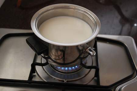 Nấu nước cốt dừa làm kem chuối hộp