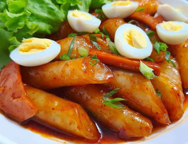 Hướng dẫn cách làm tokbokki cay bằng bánh tráng đơn giản tại nhà