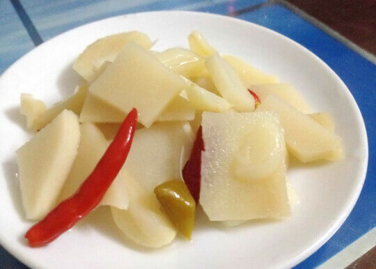 Crispy white pickled chili bamboo shoots eaten with dishes like pho is delicious