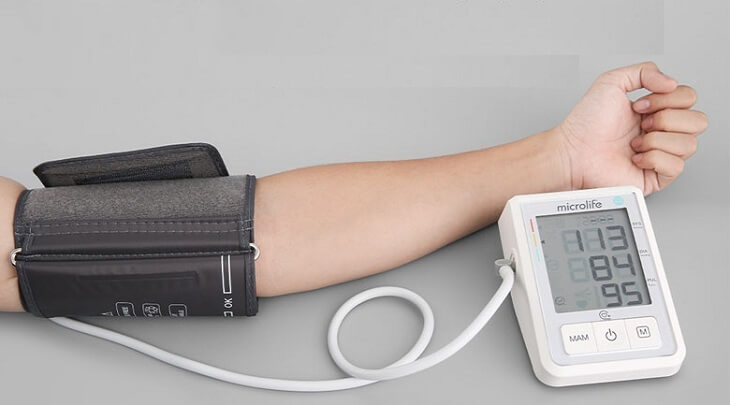 Máy đo huyết áp Omron và Microlife có màn hình LCD hiển thị rõ nét