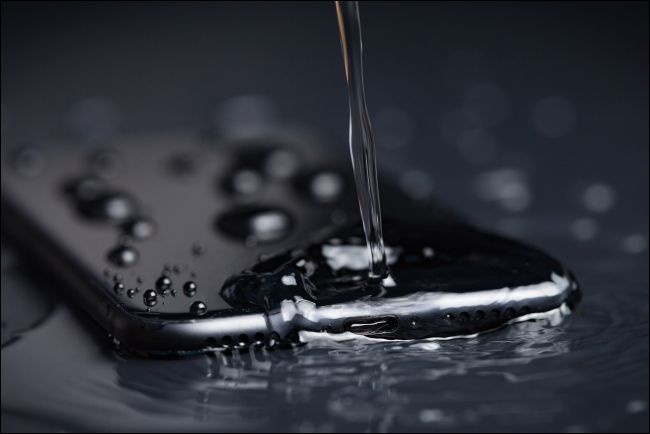 iPhone cho ra đời nhiều dòng sản phẩm có khả năng chống nước