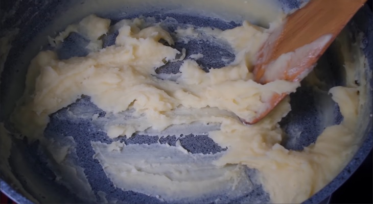 Cách làm bánh dẻo Trung Thu từ khoai lang tím