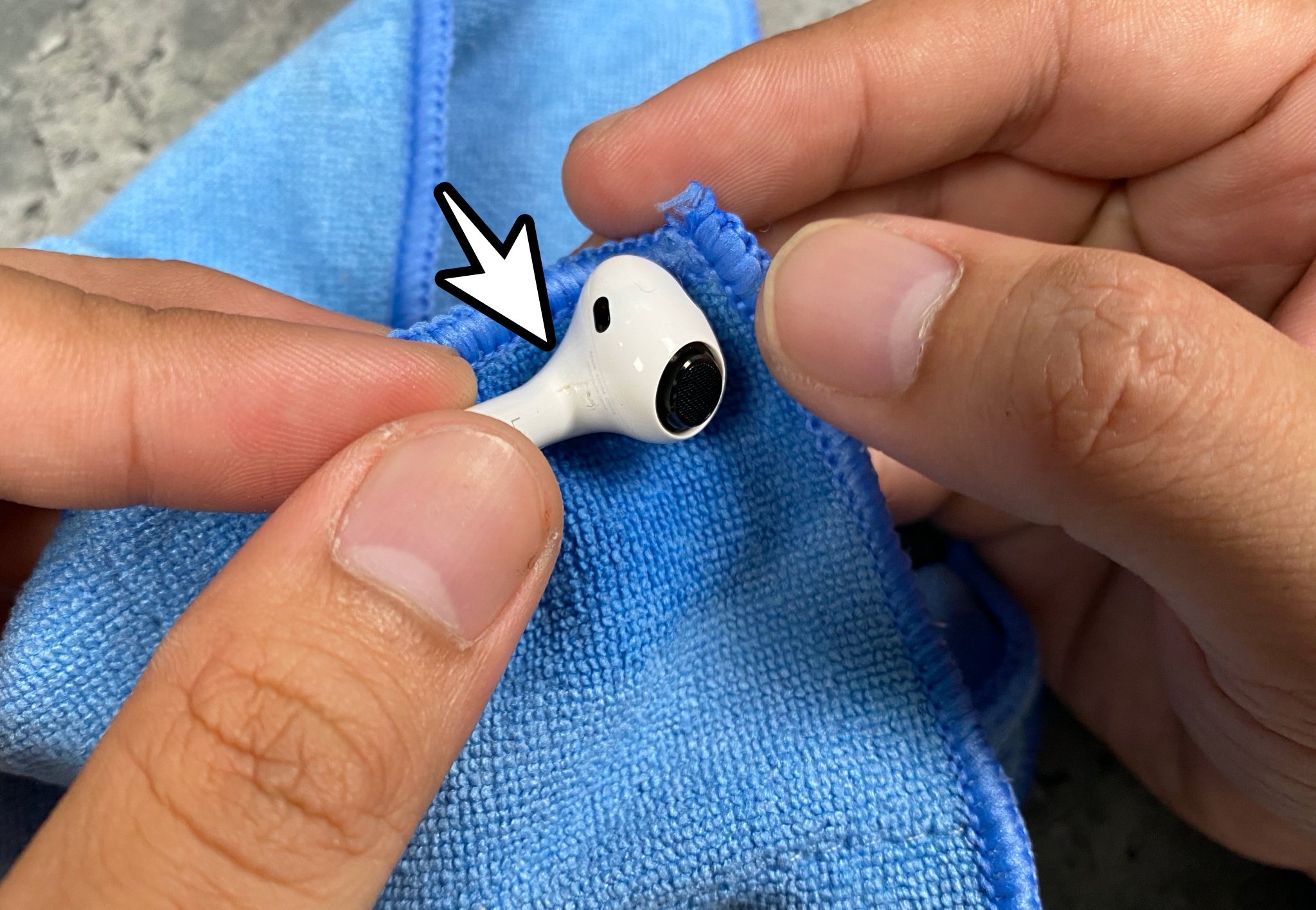 Hướng dẫn vệ sinh tai nghe AirPods