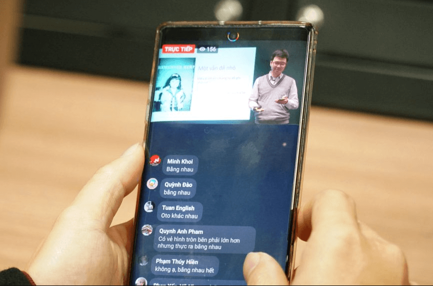 Điện thoại smartphone dùng trong học online