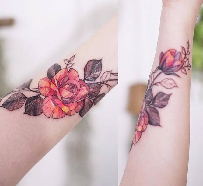 Những hình xăm hoa hồng ở cánh tay nữ
