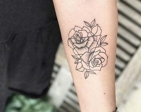 Những hình xăm hoa hồng ở cánh tay nữ