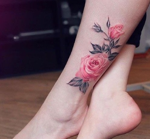 Những hình xăm hoa hồng ở chân nữ