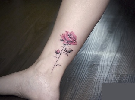Những hình xăm hoa hồng ở chân nữ