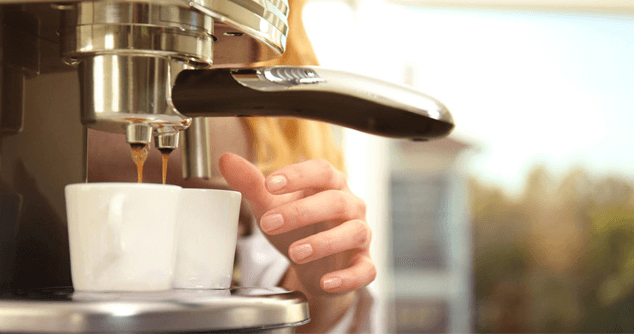 So sánh máy pha cà phê tự động và máy bán tự động