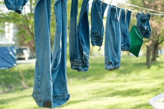 Phơi ngược quần áo để giúp quần áo nhanh khô