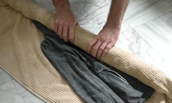 Cuộn quần áo trong khăn len để giúp quần áo nhanh khô