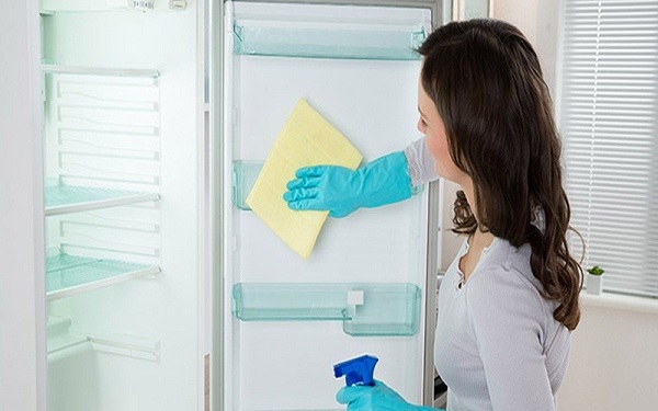 Vệ sinh tủ đông thường xuyên để ngăn mùi