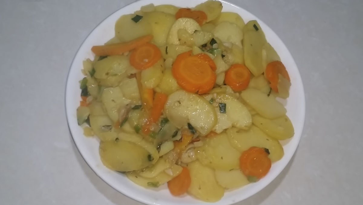 Cách làm khoai tây xào tỏi với cà rốt