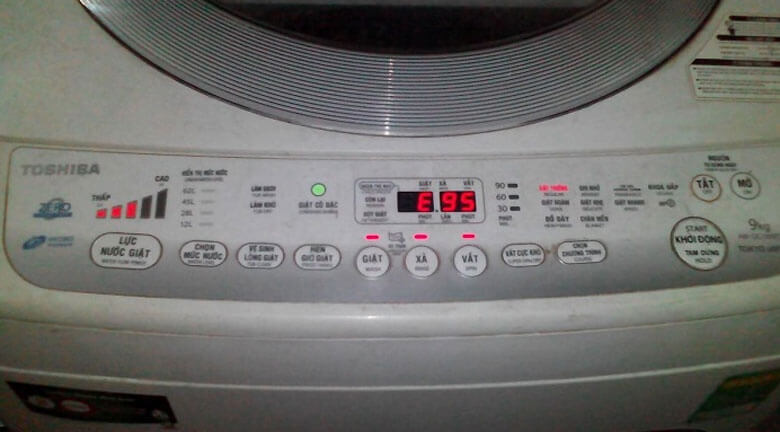 Máy giặt Toshiba báo lỗi E95 như thế nào?