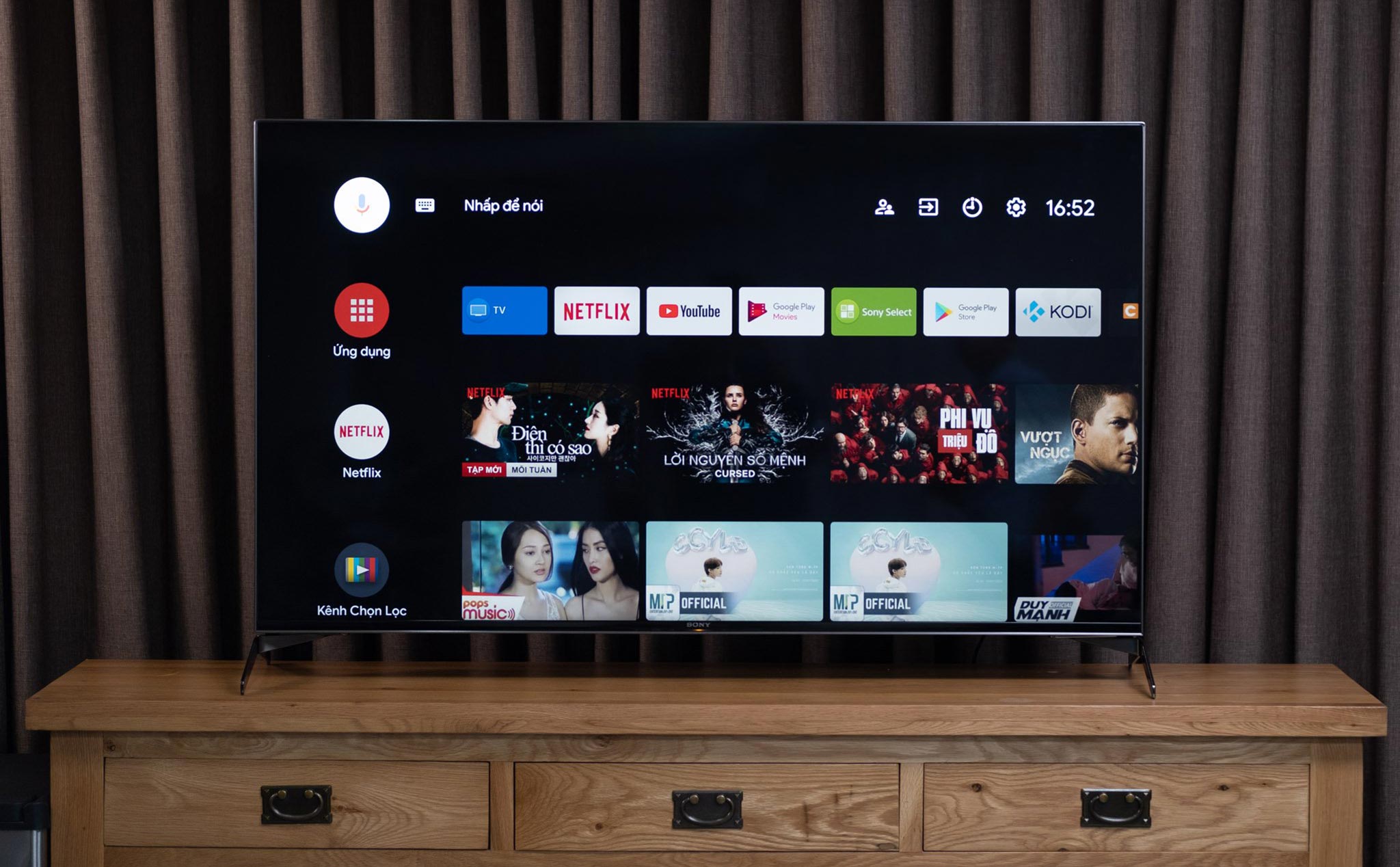 TV Sony sử dụng hệ điều hành Android TV có kho ứng dụng vô cùng phong phú và có thể cài thêm ứng dụng ngoài