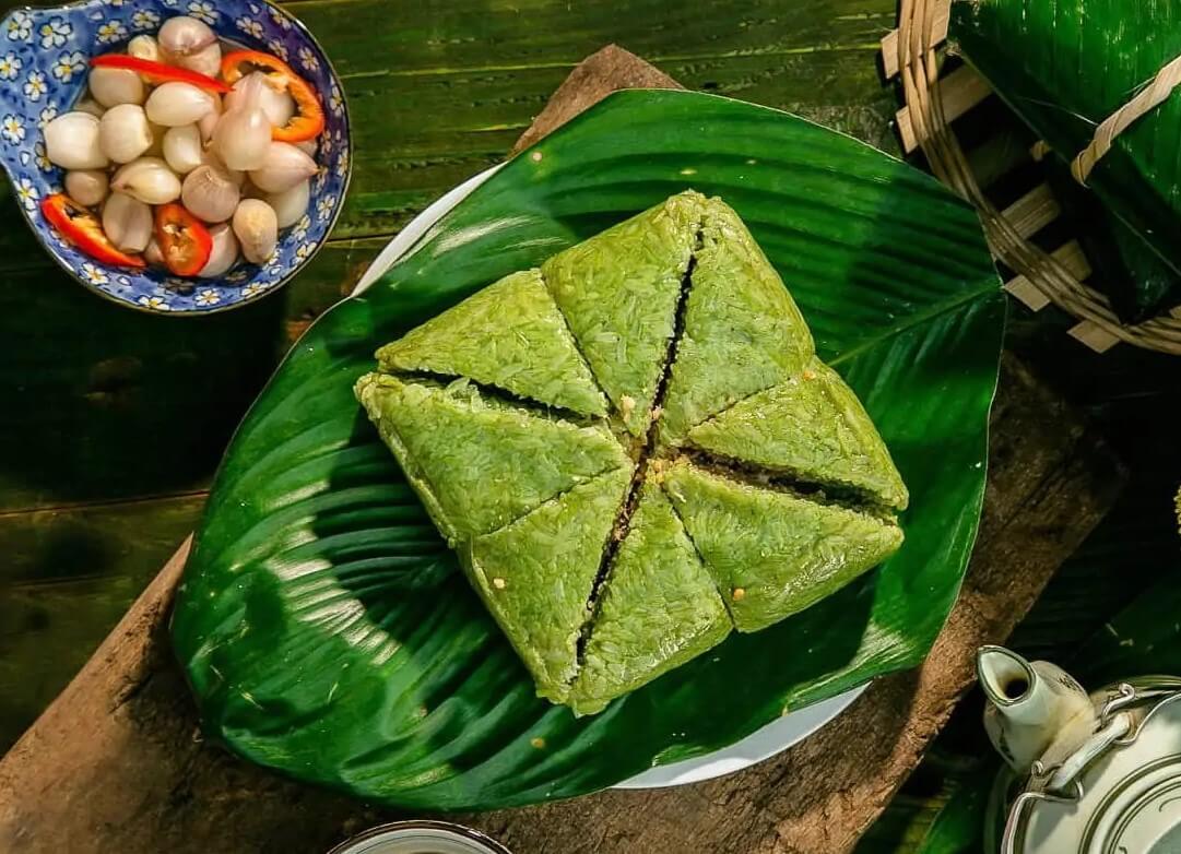 Bánh chưng là một món ăn truyền thống xuất hiện trong nhiều dịp lễ tết tại Việt Nam
