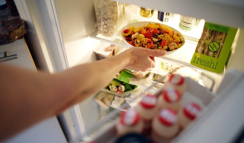 Vì sao nên đun sôi lại thức ăn còn dư trước khi lưu giữ trong tủ lạnh?