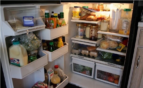 Việc tích trữ quá nhiều thực phẩm trong thời gian dài khiến ngăn nhựa của tủ lạnh bị hư hỏng.