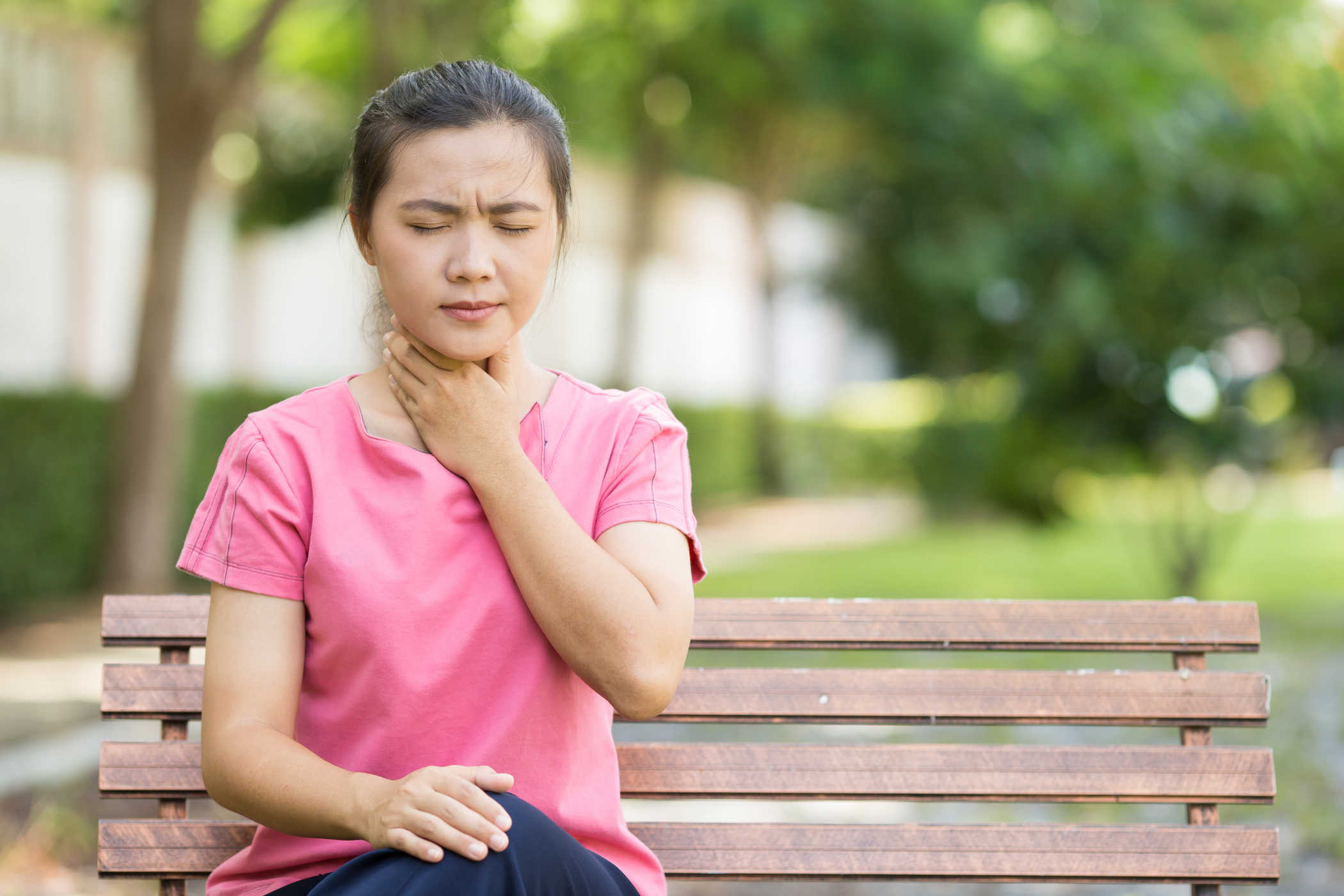 Tôi có thể ngăn ngừa đau họng bằng cách nằm điều hòa không khí?