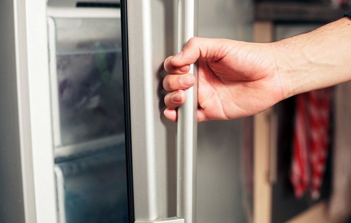Cửa tủ lạnh không được đóng chặt