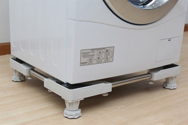 Kê máy giặt ở vị trí bằng phẳng hoặc sử dụng chân đế chuyên dụng