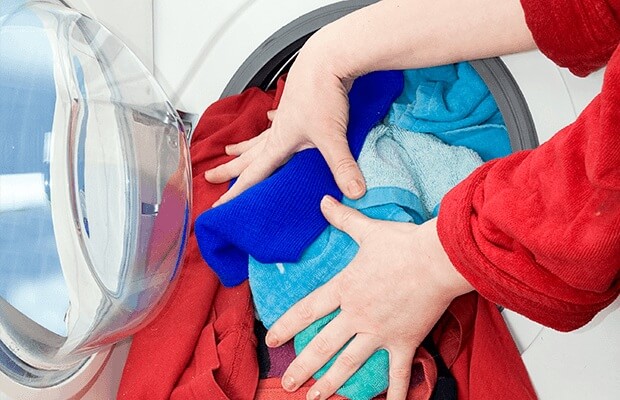 Cho quá nhiều quần áo trong mỗi lần giặt