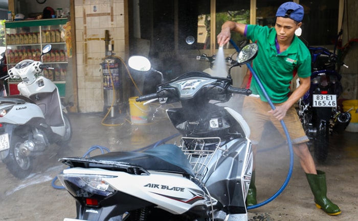 Cách rửa xe tay ga sạch đúng chuẩn và những lưu ý để tránh hỏng hóc