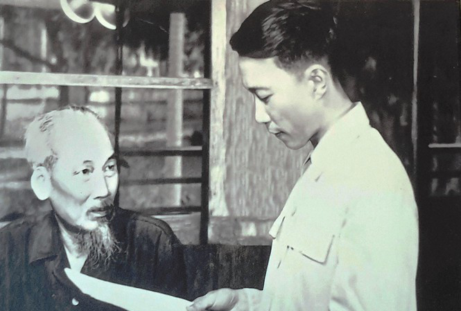 Nhà thơ Tố Hữu bên chủ tịch Hồ Chí Minh