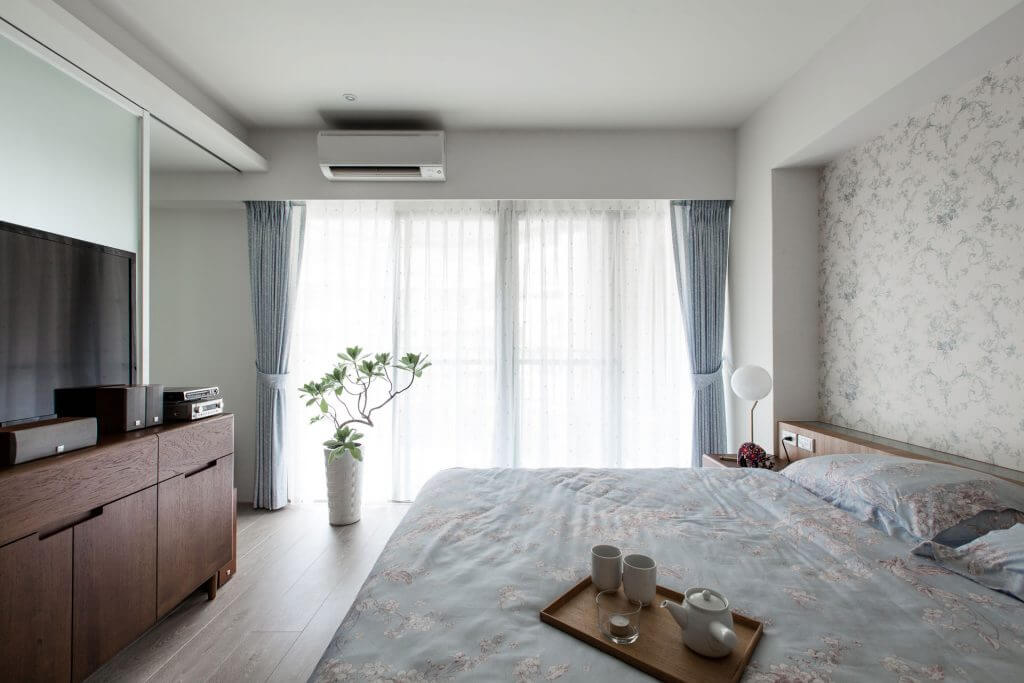 Vị trí đặt điều hòa trong phòng ngủ cần tránh gió thổi trực tiếp vào người sử dụng.