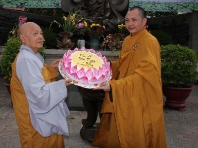 Bánh kem mừng lễ Phật đản