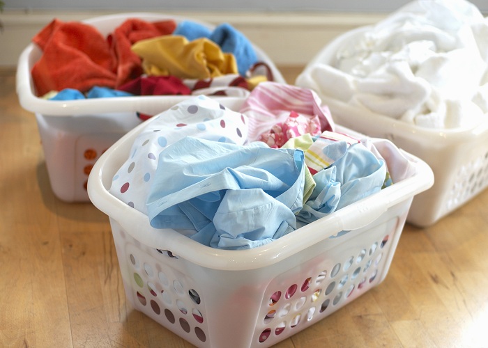 Hãy phân loại quần áo và giặt nhiều lần để tránh quá tải.