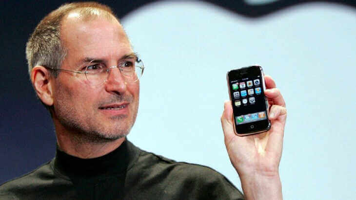 Steve Jobs và chiếc iPhone đầu tiên