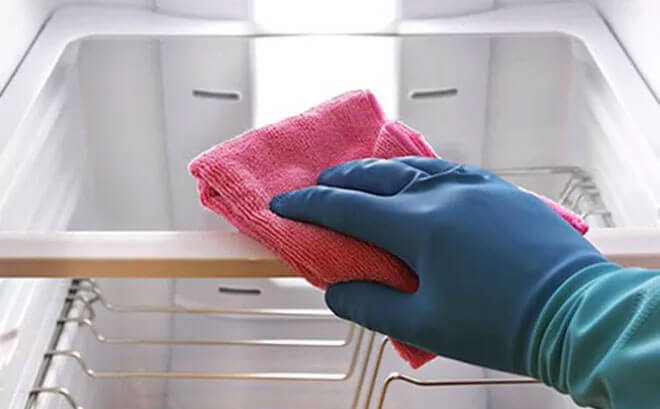Lau sạch sẽ bên trong tủ để bảo quản tủ đông khi không sử dụng